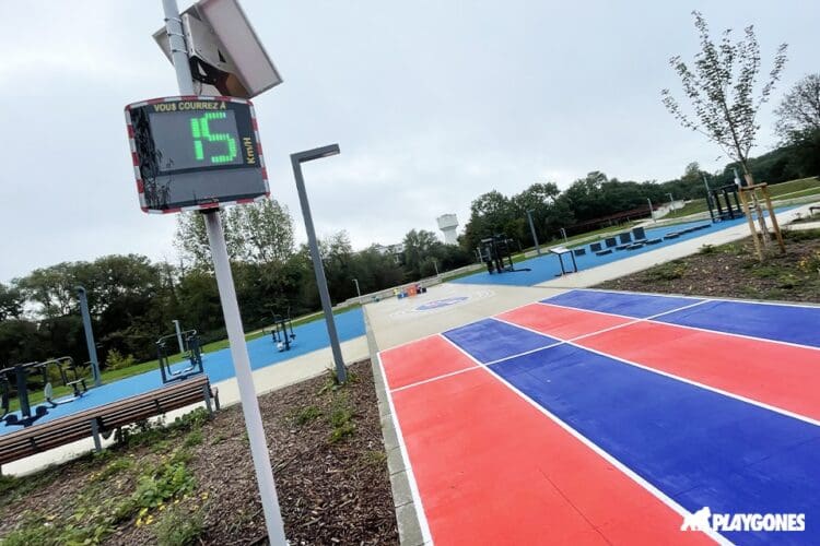 Leichtathletikbahn in Saint-Dizier mit einer EVOLIS Vision Geschwindigkeitsanzeigetafel, die eine Geschwindigkeit von 15 km/h anzeigt.