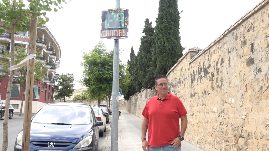 Jerónimo García , der für die städtische Mobilität zuständige Stadtrat, steht neben einem EVOLIS Vision-Blitzer auf einer Straße in Úbeda, auf dem ein „DANKE“-Schriftzug für die Einhaltung der Geschwindigkeitsbegrenzung zu sehen ist.