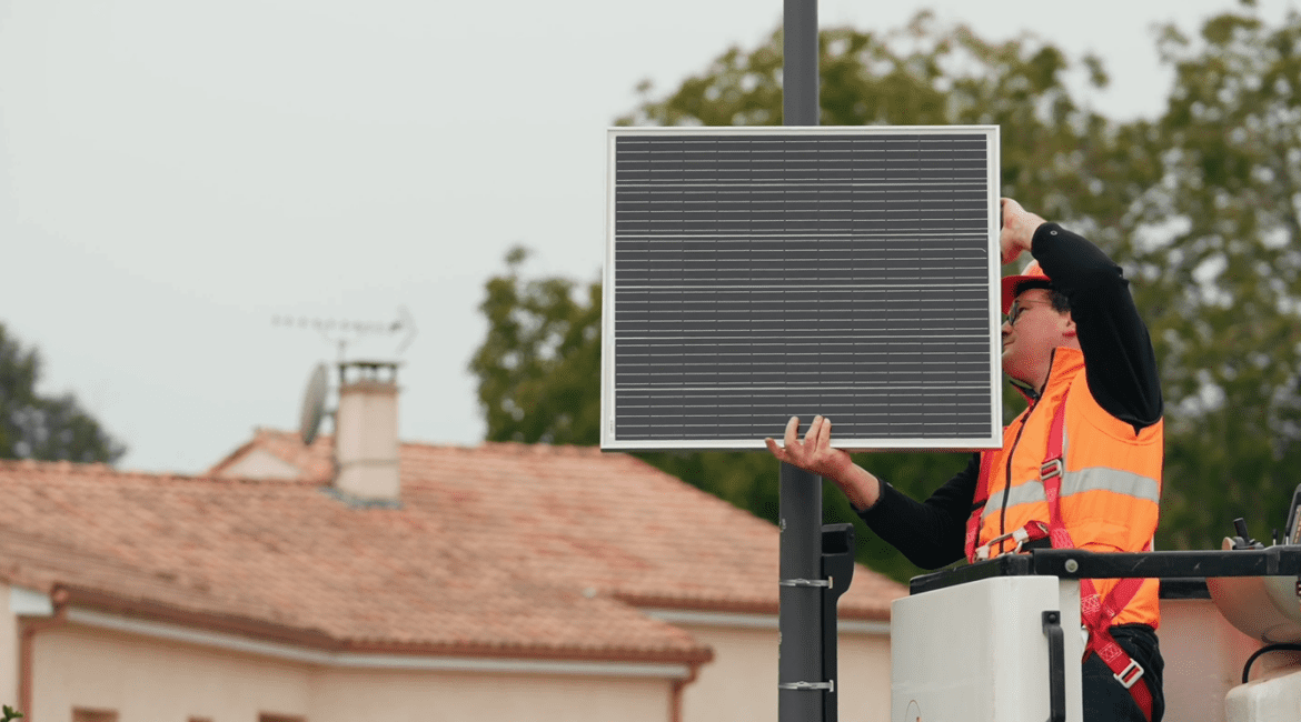 Installation eines Solarpanels auf einem Mast.