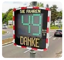 Geschwindigkeitsanzeigetafel, die 49 km/h mit der Nachricht "DANKE" anzeigt